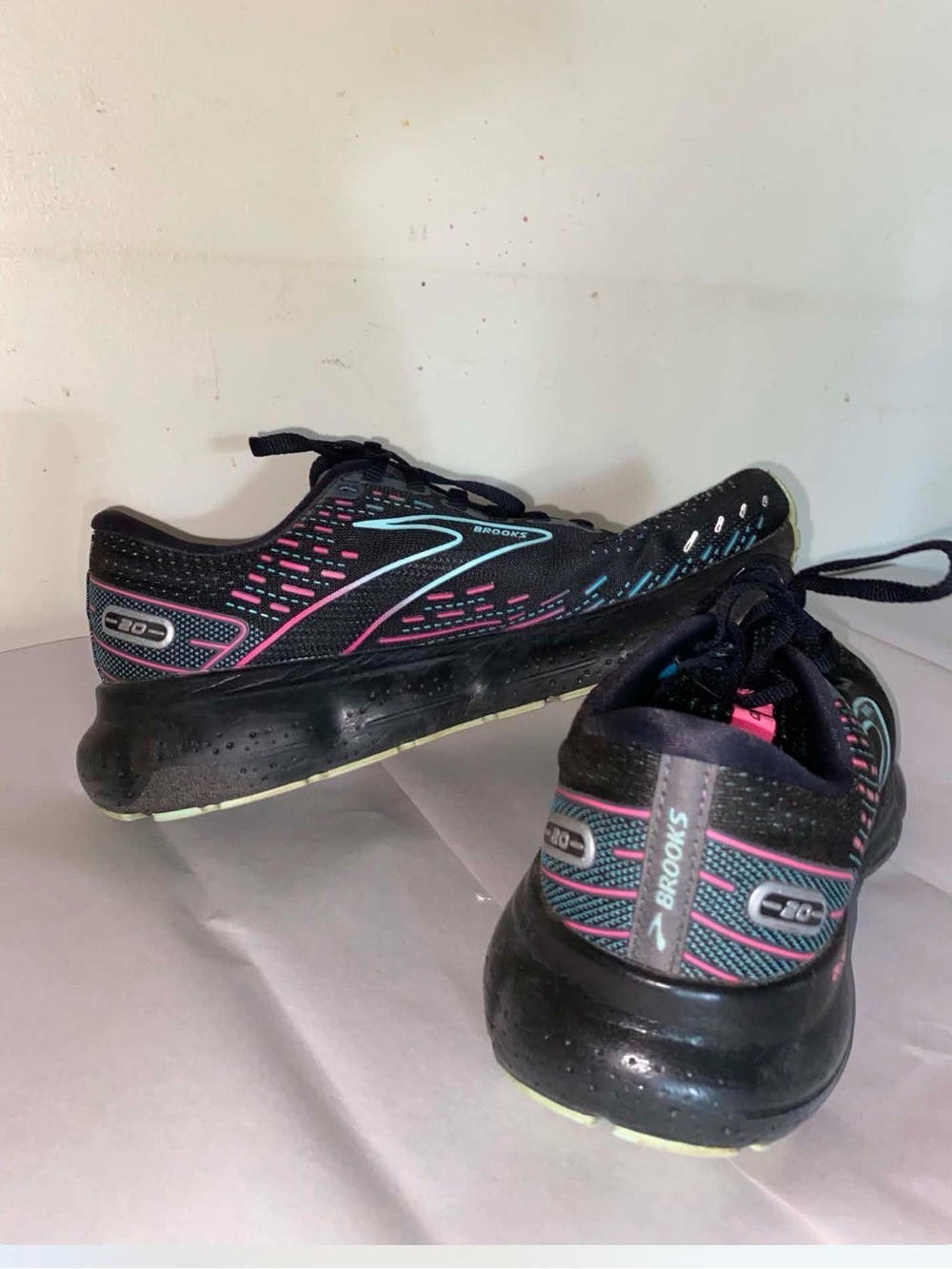 Brooks women’s Black Sneakers with Aqua and Pink Highlights - Picture 2 of 4